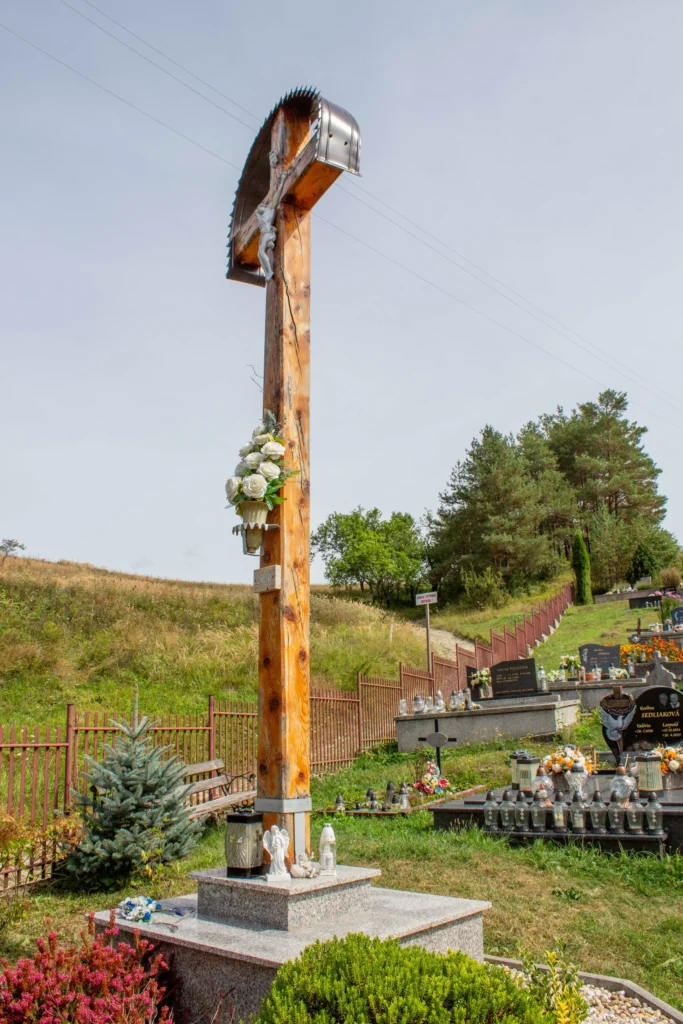 Kríž na cintoríne Kňazová Lehota