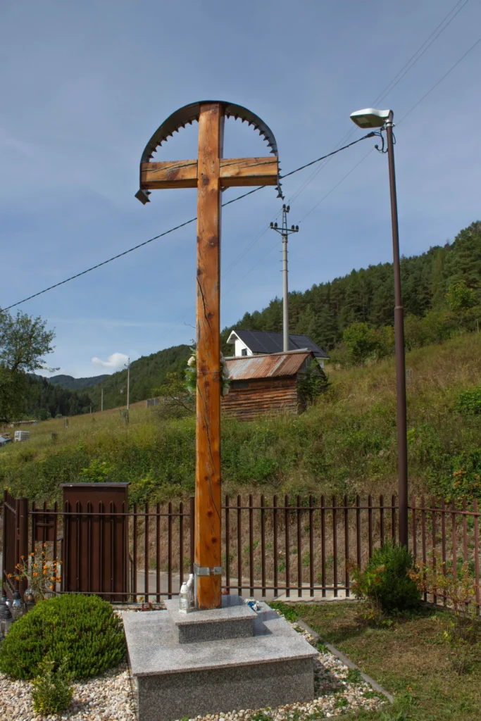 Kríž na cintoríne Kňazová Lehota