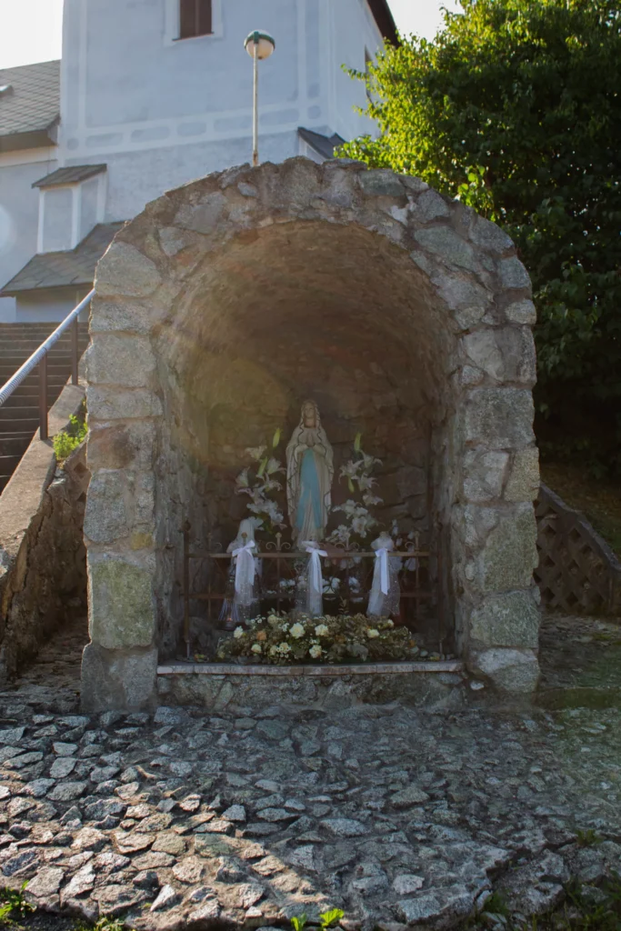 Kaplnka Lurdskej Panny Márie pred kostolom Povýšenia sv. Kríža v Lietave