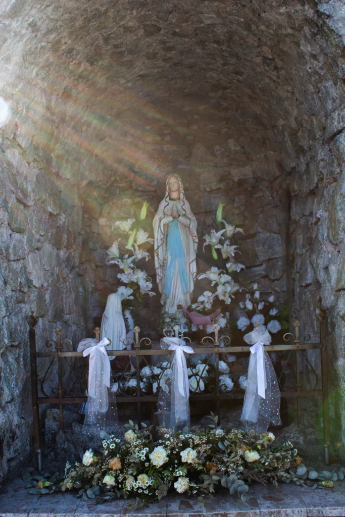 Kaplnka Lurdskej Panny Márie pred kostolom Povýšenia sv. Kríža v Lietave