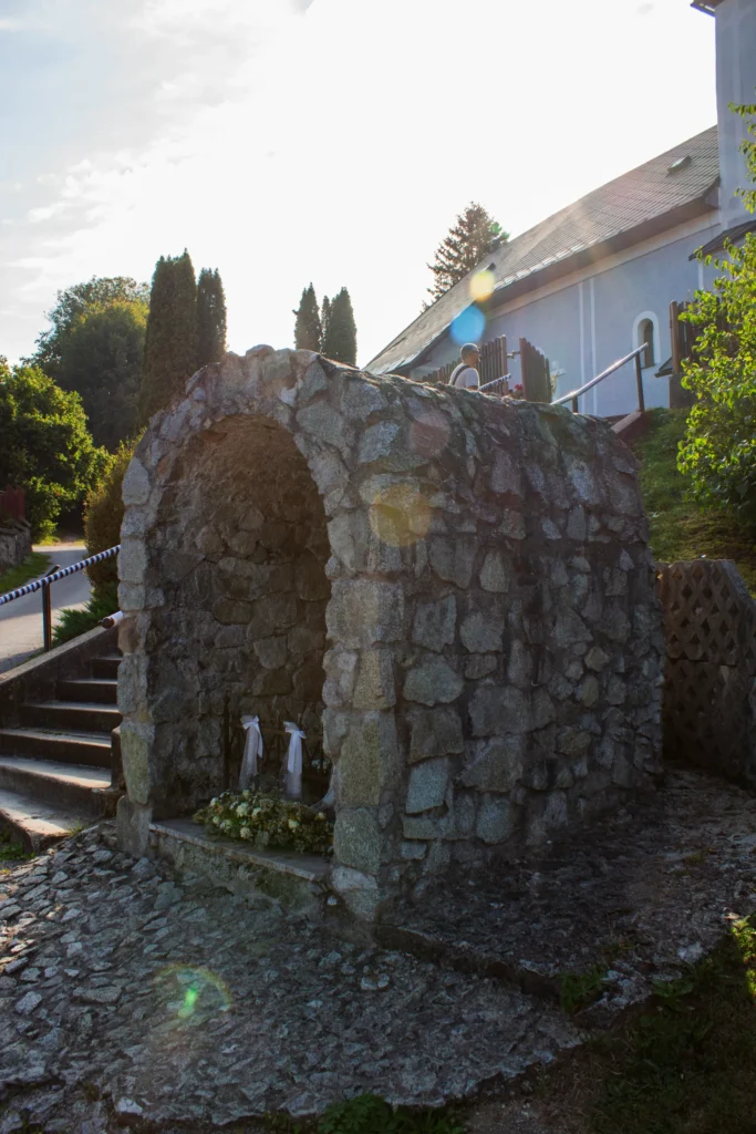 Kaplnka Lurdskej Panny Márie pred kostolom Povýšenia sv. Kríža v Lietave