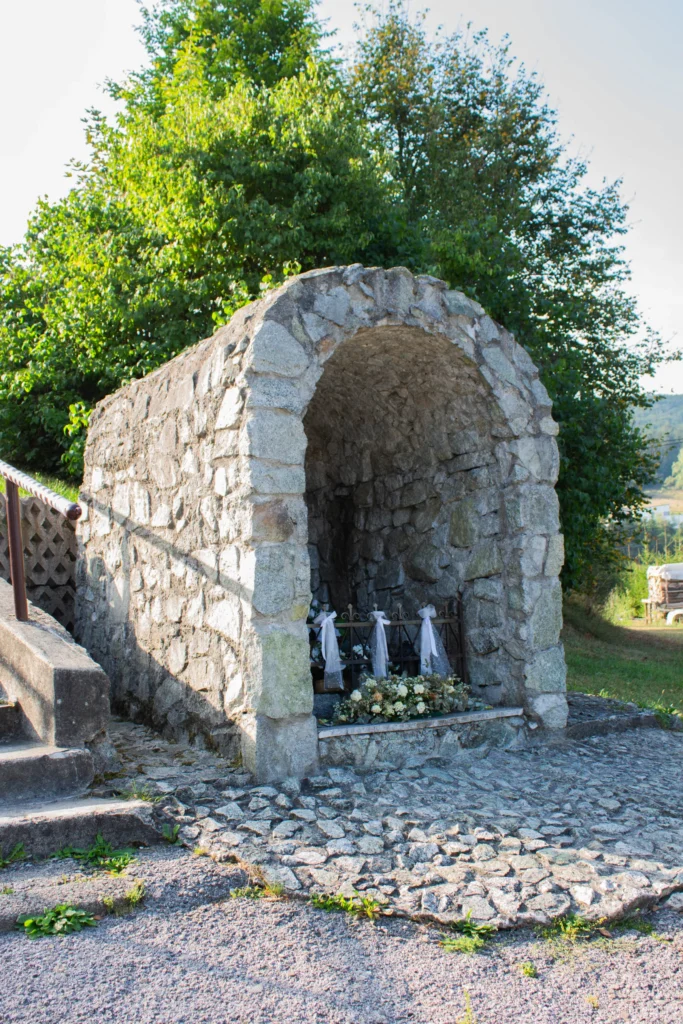 Kaplnka Lurdskej Panny Márie pred kostolom Povýšenia sv. Kríža v Lietave