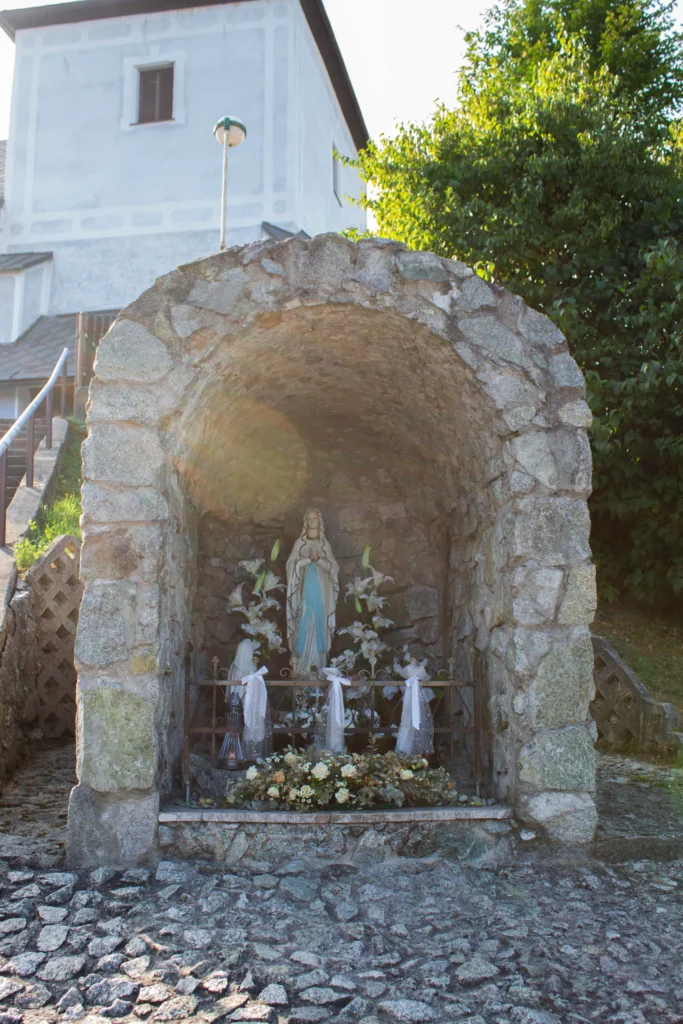 Kaplnka Lurdskej Panny Márie pred kostolom Povýšenia sv. Kríža v Lietave