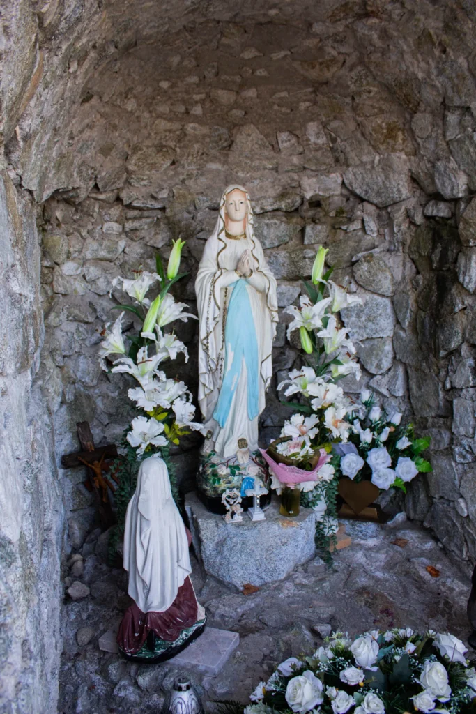 Kaplnka Lurdskej Panny Márie pred kostolom Povýšenia sv. Kríža v Lietave