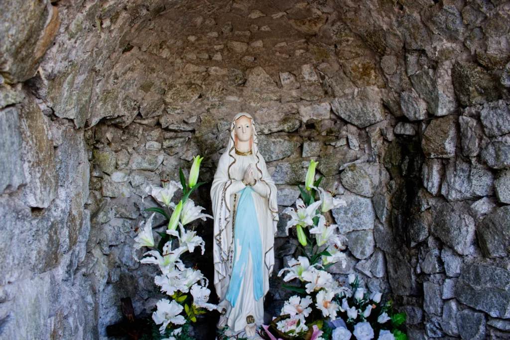 Kaplnka Lurdskej Panny Márie pred kostolom Povýšenia sv. Kríža v Lietave