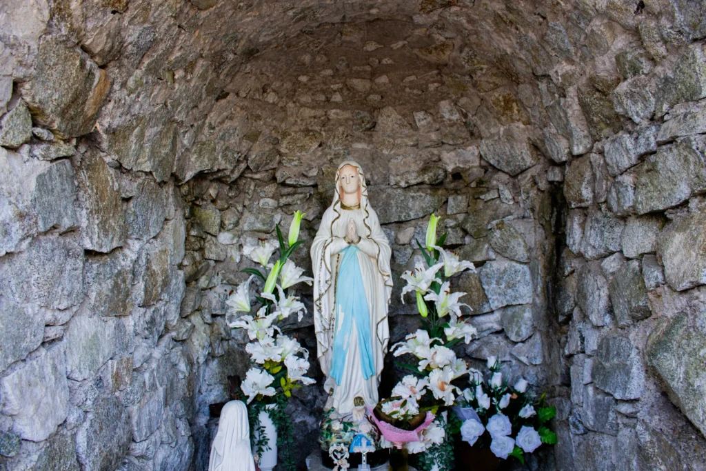 Kaplnka Lurdskej Panny Márie pred kostolom Povýšenia sv. Kríža v Lietave