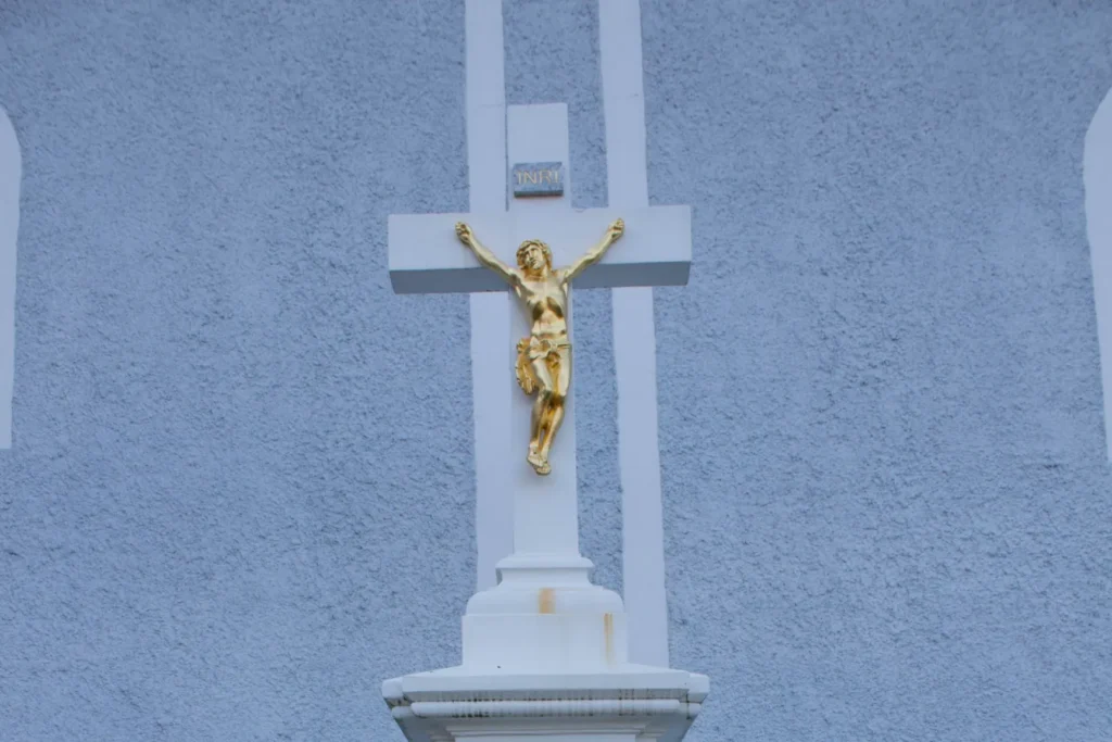 Kríž pred kostolom Povýšenia sv. Kríža v Lietave