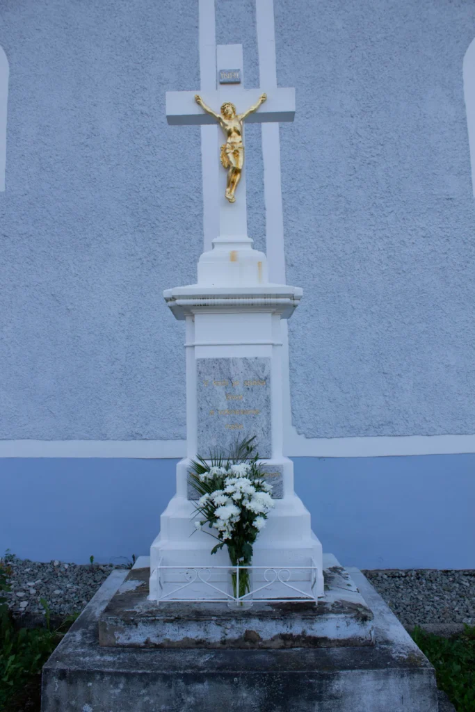 Kríž pred kostolom Povýšenia sv. Kríža v Lietave