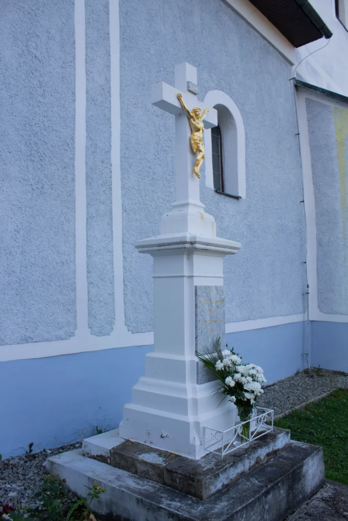 Kríž pred kostolom Povýšenia sv. Kríža v Lietave