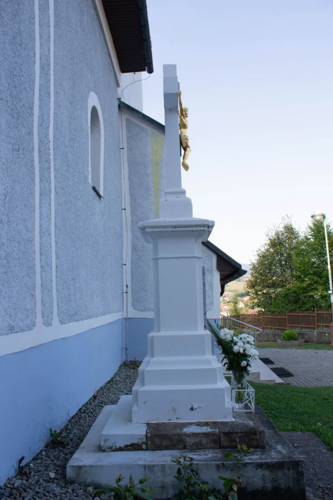 Kríž pred kostolom Povýšenia sv. Kríža v Lietave