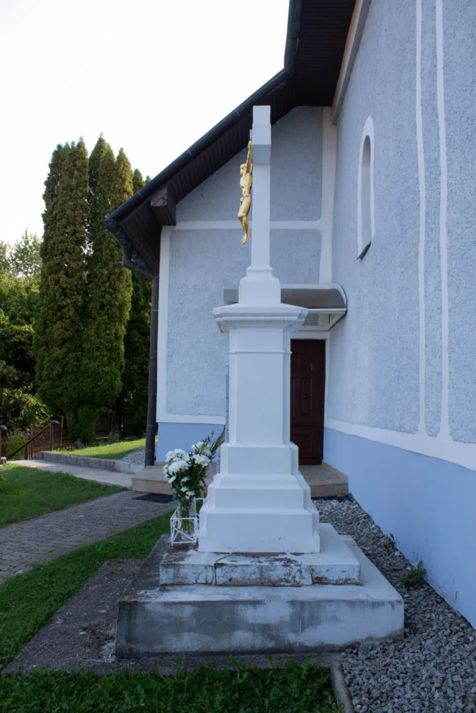 Kríž pred kostolom Povýšenia sv. Kríža v Lietave