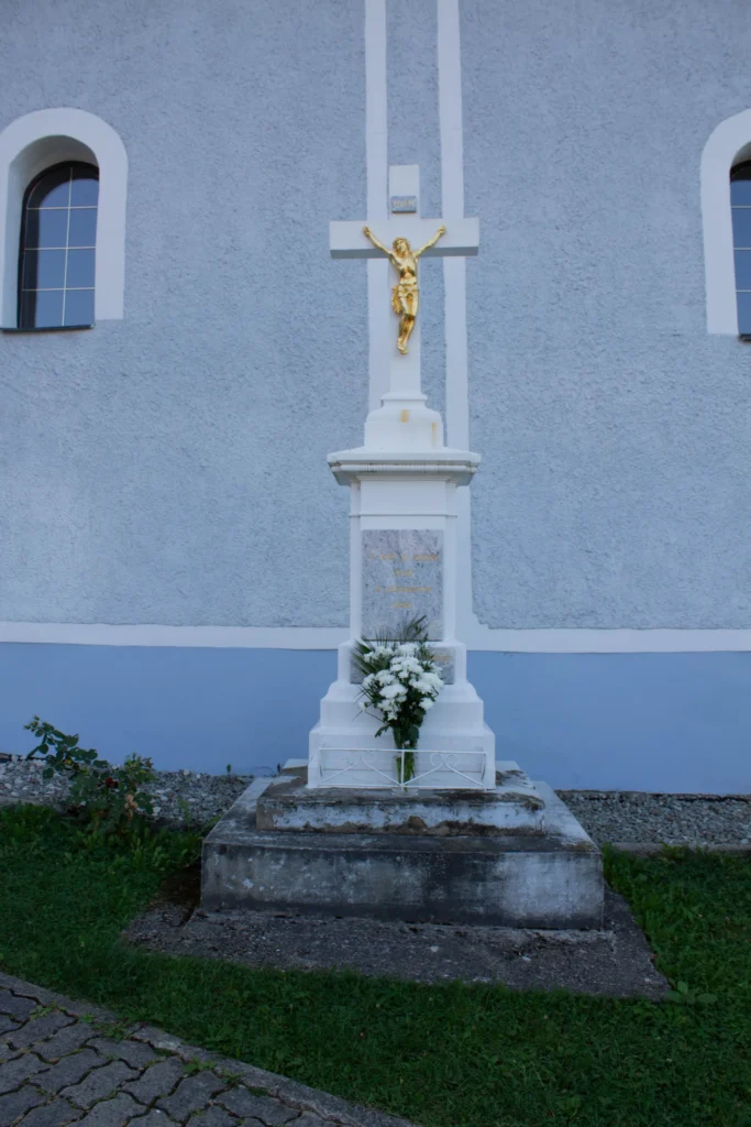 Kríž pred kostolom Povýšenia sv. Kríža v Lietave