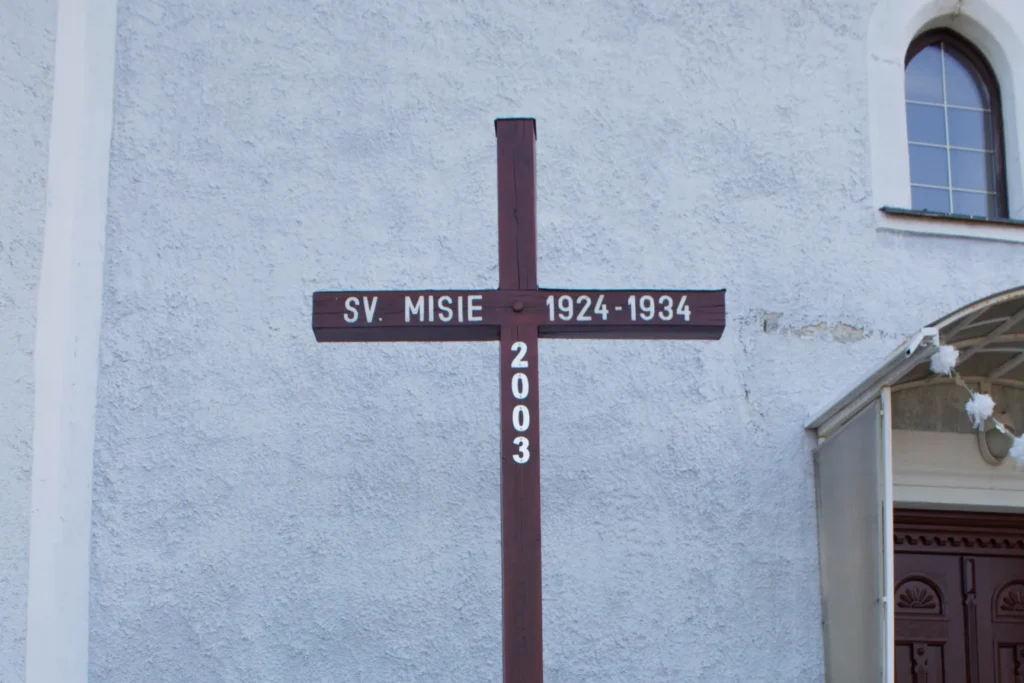 Misijný kríž pri kostole Povýšenia sv. Kríža v Lietave