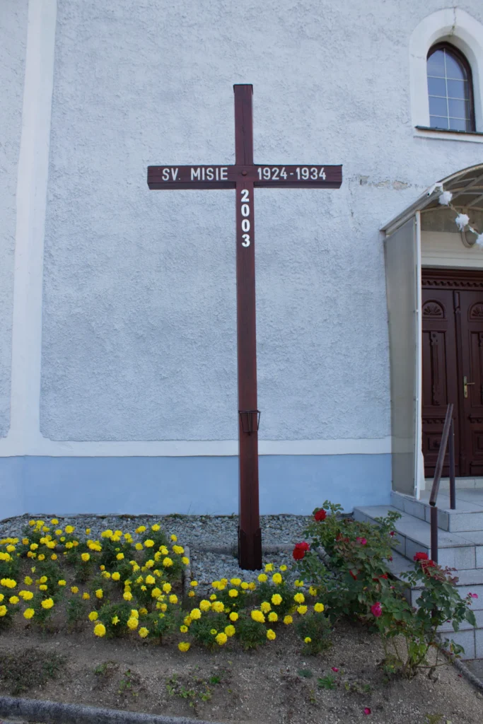 Misijný kríž pri kostole Povýšenia sv. Kríža v Lietave