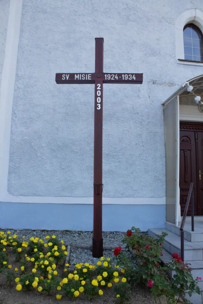 Misijný kríž pri kostole Povýšenia sv. Kríža v Lietave