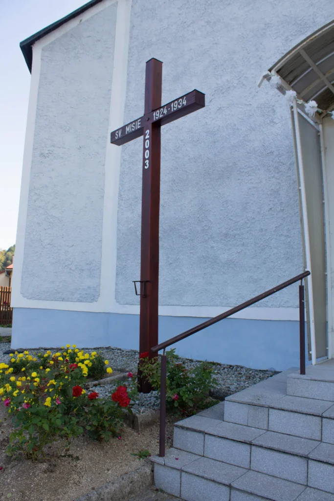Misijný kríž pri kostole Povýšenia sv. Kríža v Lietave