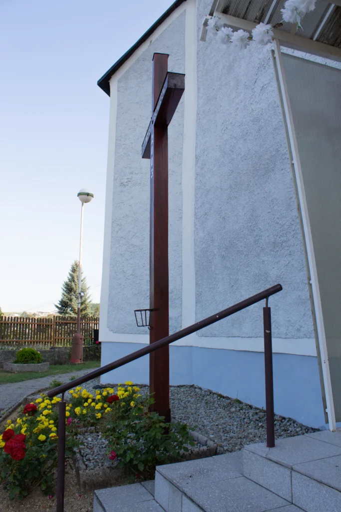 Misijný kríž pri kostole Povýšenia sv. Kríža v Lietave