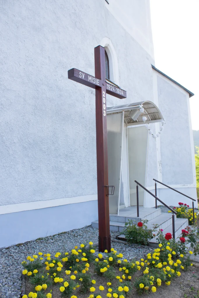 Misijný kríž pri kostole Povýšenia sv. Kríža v Lietave