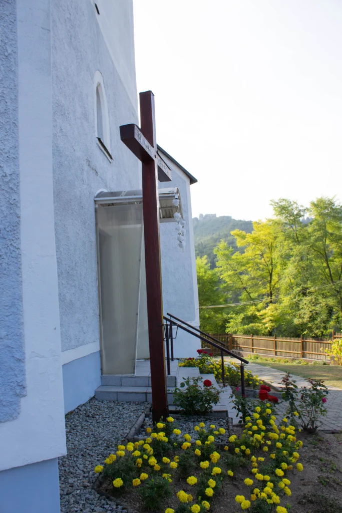 Misijný kríž pri kostole Povýšenia sv. Kríža v Lietave