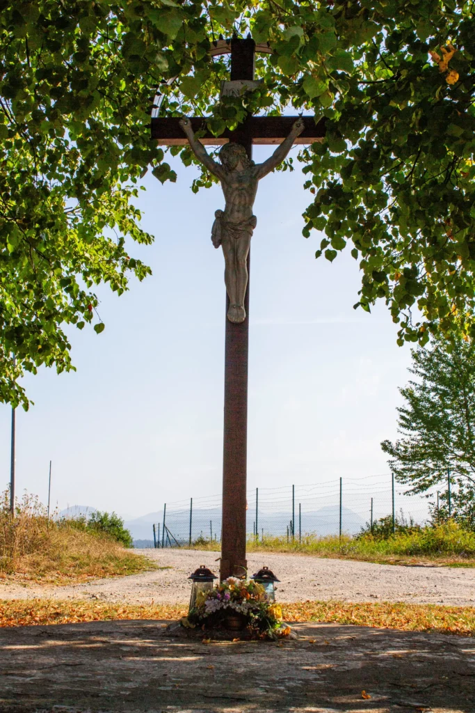 Kríž pri vodojeme v Lietave