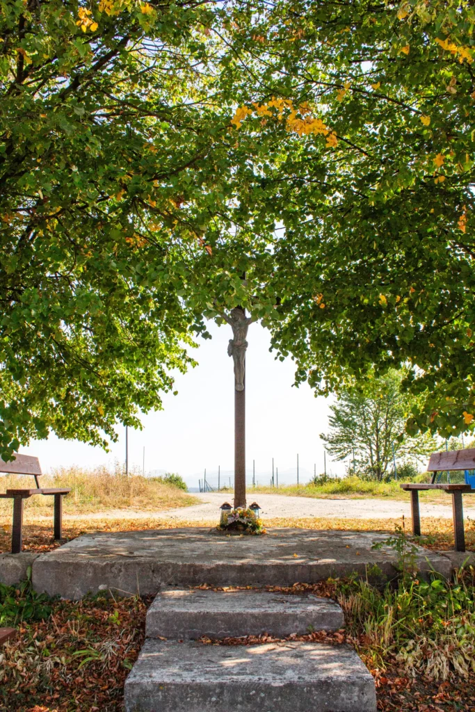 Kríž pri vodojeme v Lietave