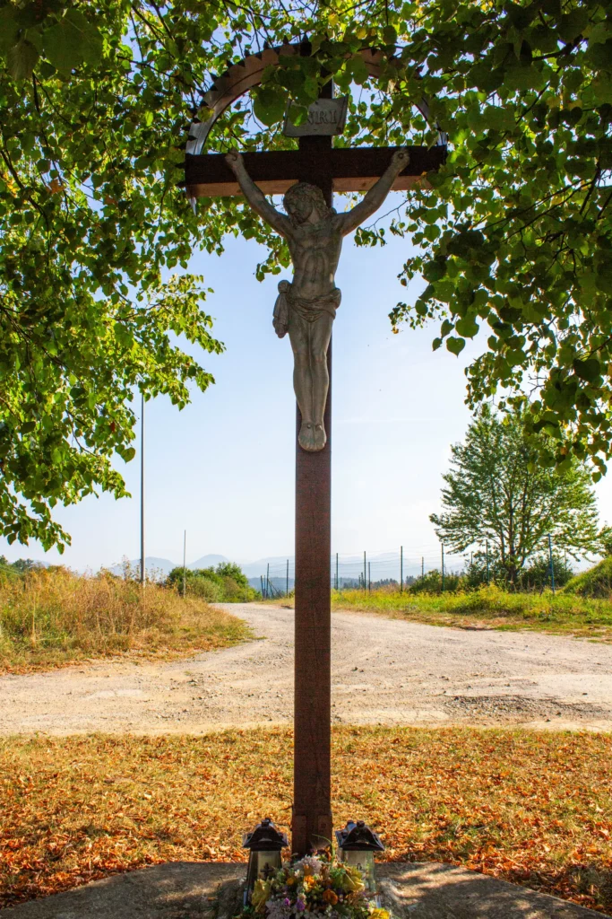 Kríž pri vodojeme v Lietave