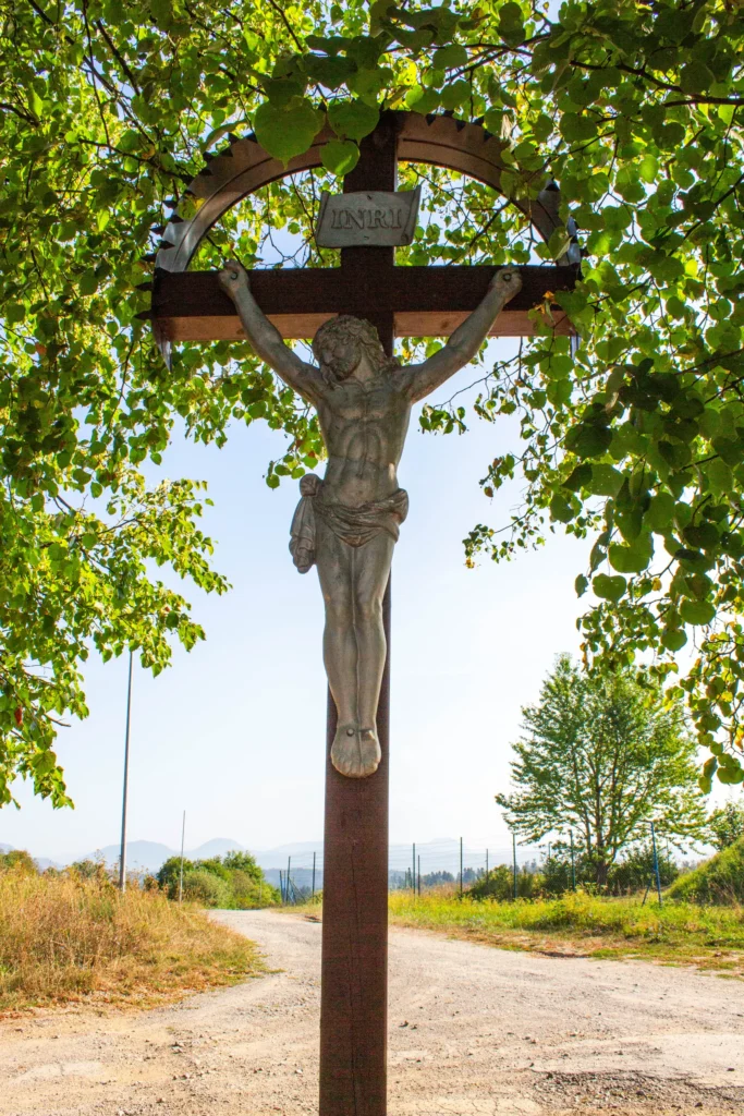 Kríž pri vodojeme v Lietave