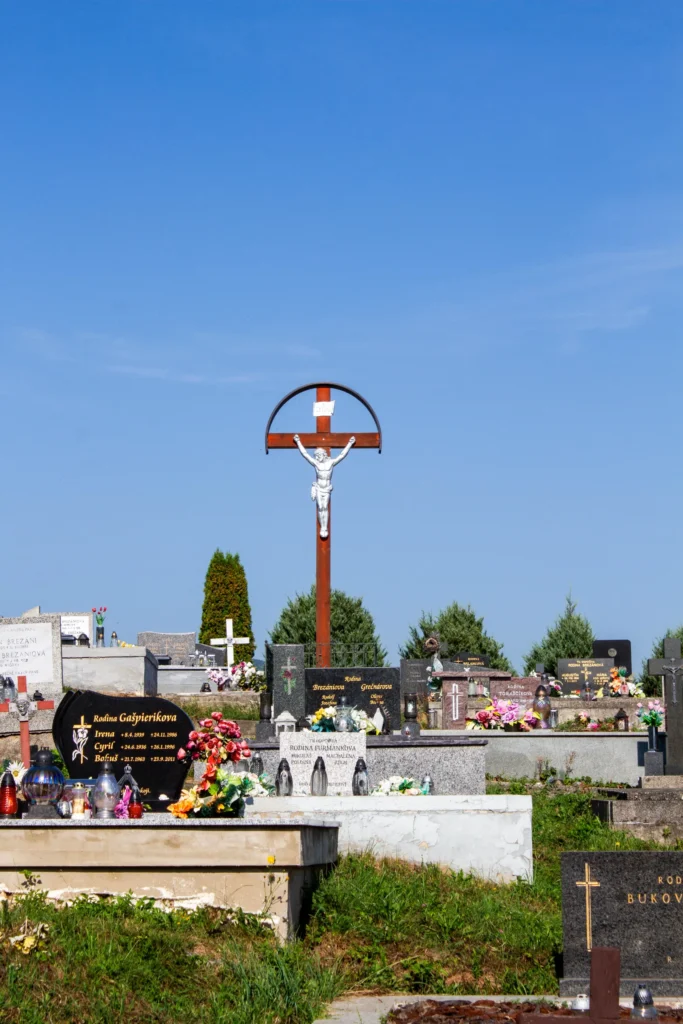 Kríž na cintoríne v Lietave