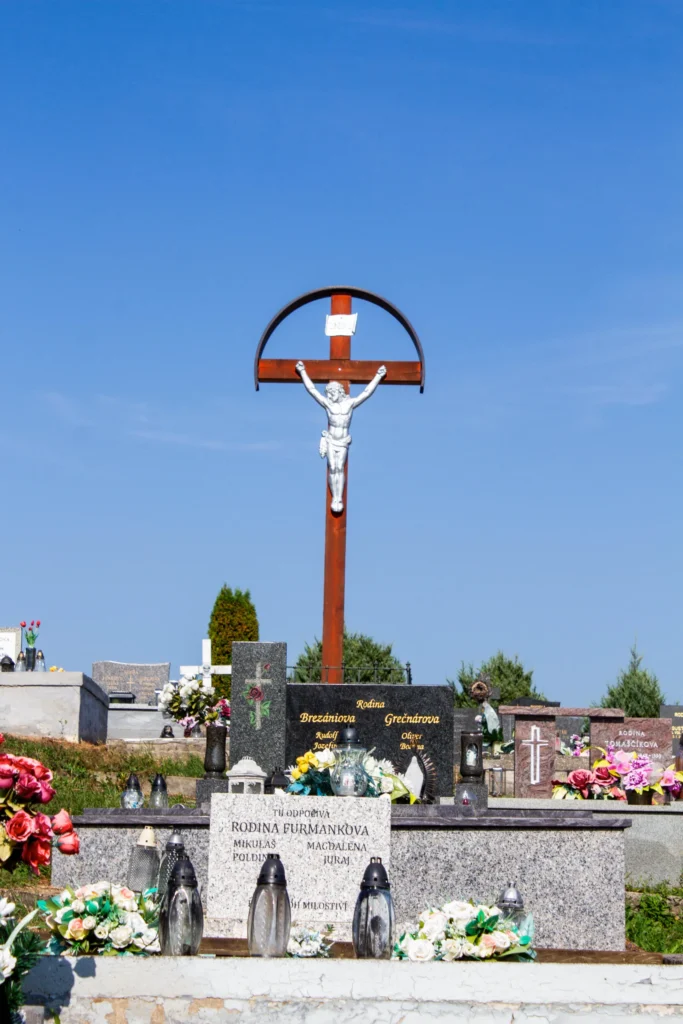 Kríž na cintoríne v Lietave