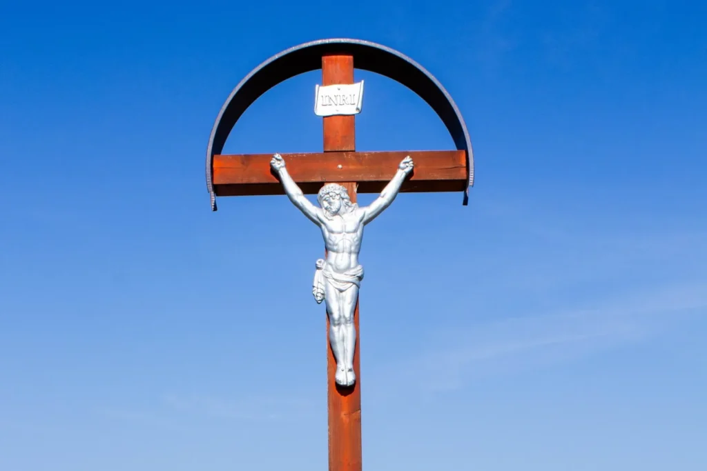 Kríž na cintoríne v Lietave