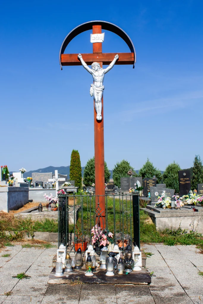 Kríž na cintoríne v Lietave