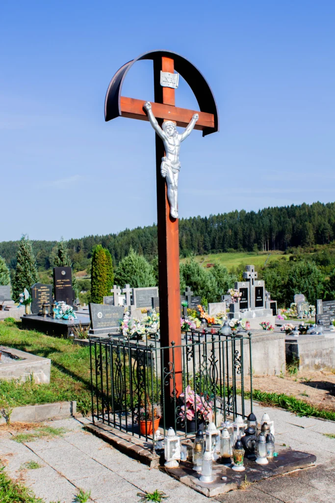 Kríž na cintoríne v Lietave