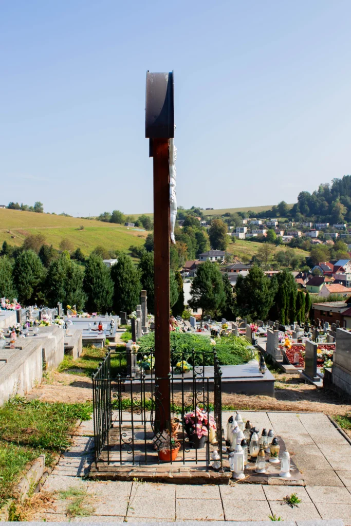 Kríž na cintoríne v Lietave