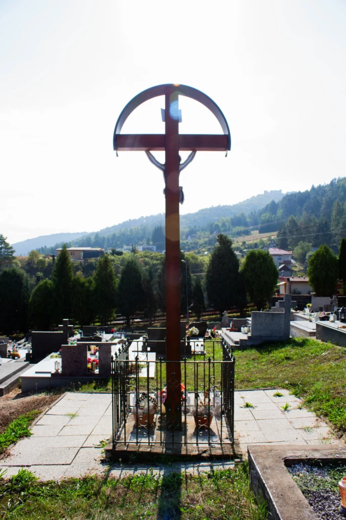 Kríž na cintoríne v Lietave