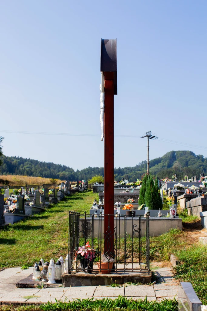 Kríž na cintoríne v Lietave