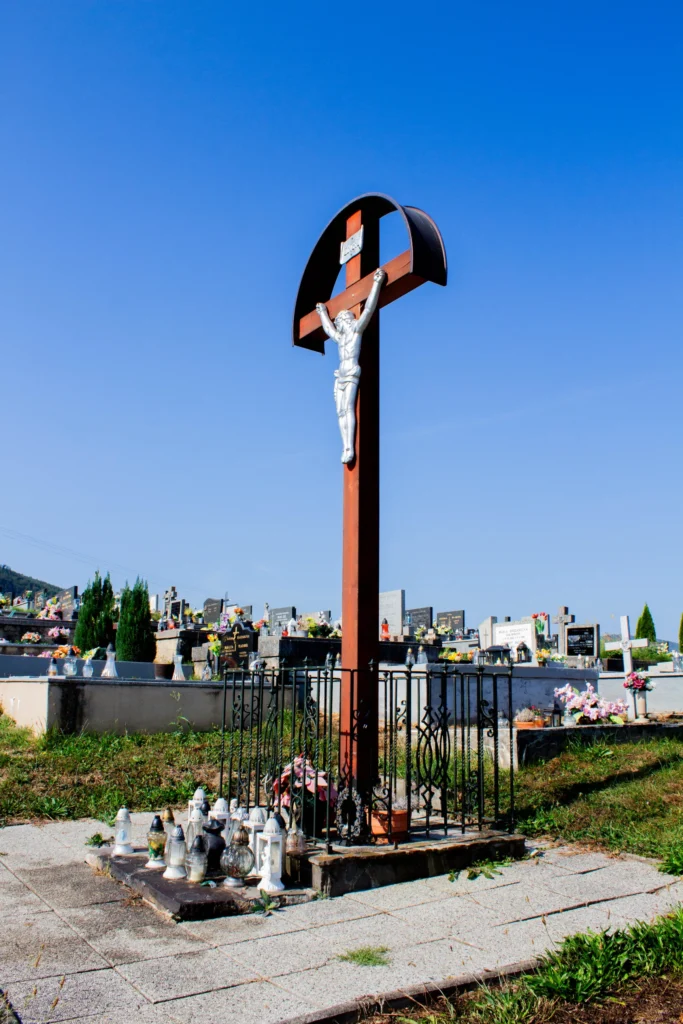 Kríž na cintoríne v Lietave