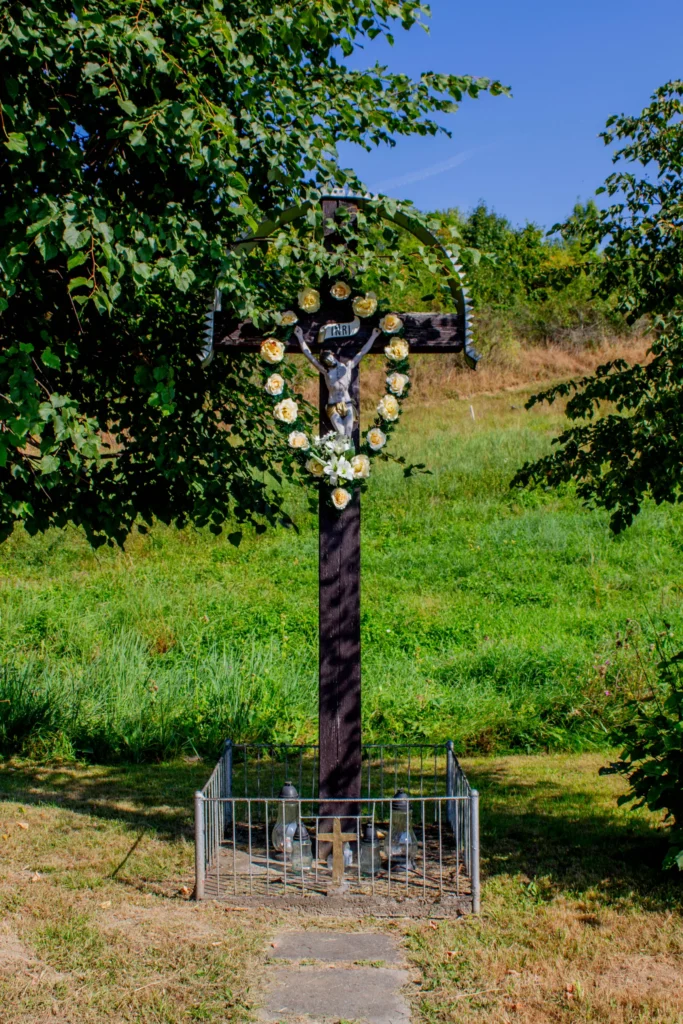 Kríž pri hlavnej ceste v Lietavskej Závadke