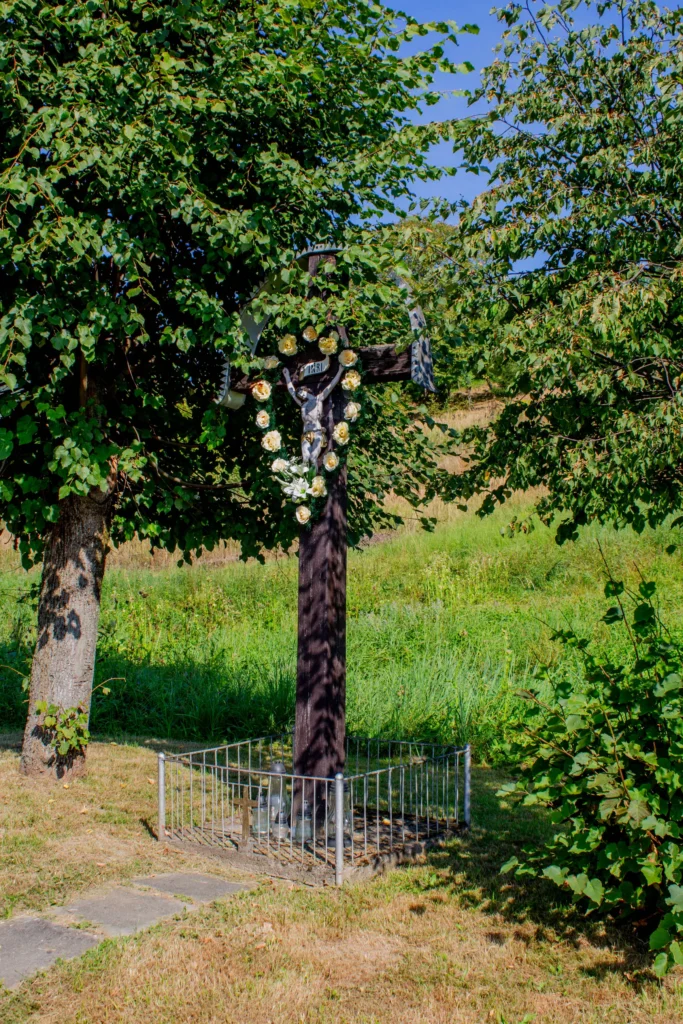 Kríž pri hlavnej ceste v Lietavskej Závadke