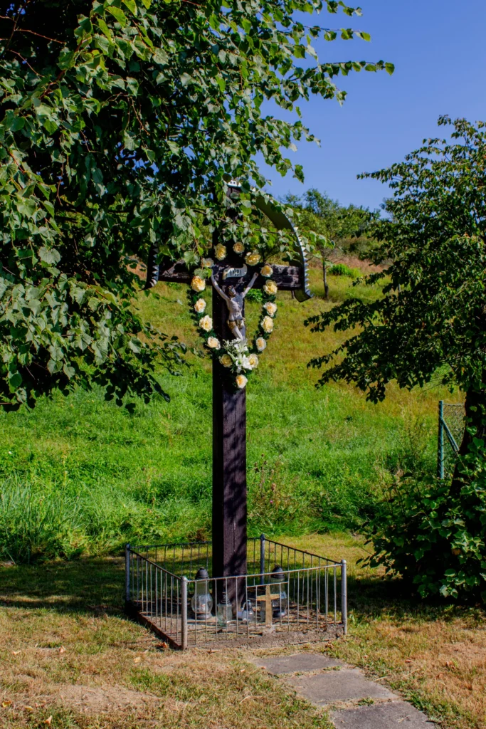 Kríž pri hlavnej ceste v Lietavskej Závadke