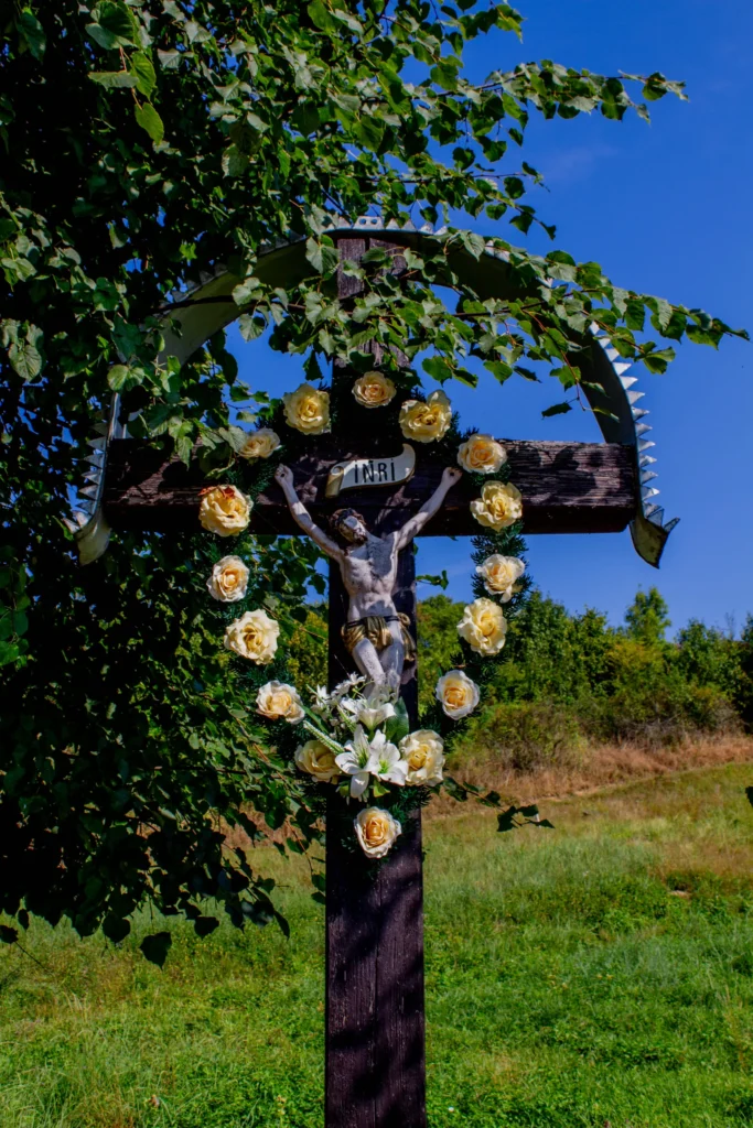 Kríž pri hlavnej ceste v Lietavskej Závadke